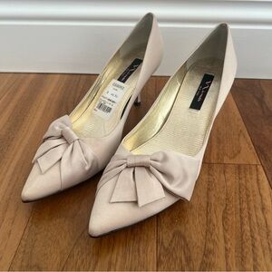 Nina Beige Satin Pointy Toe Pumps Size 10 Bows Neutral Formal NEW